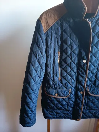 Casaco acolchoado azul e castanho