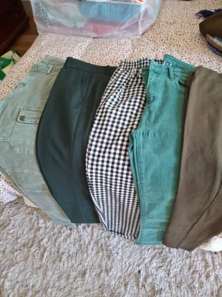Lote de pantalones verdes y cuadros negros