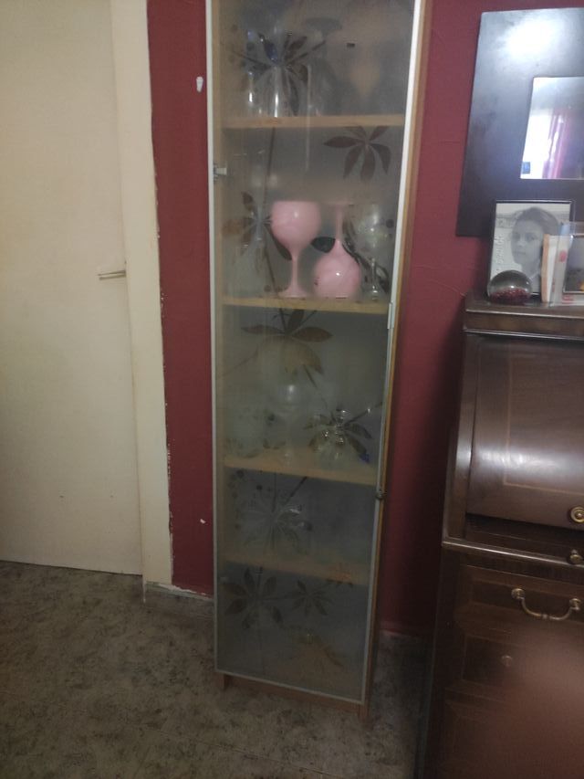 Vitrina alta madera y cristal Ikea