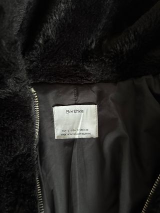 Abrigo pelo sintético negro Bershka