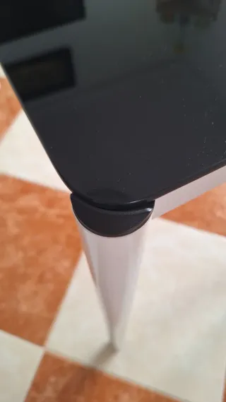 Mesa de cocina cristal negro y patas blancas