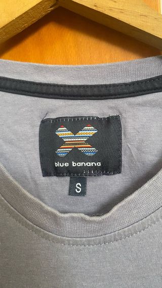 Camiseta morada con diseño X