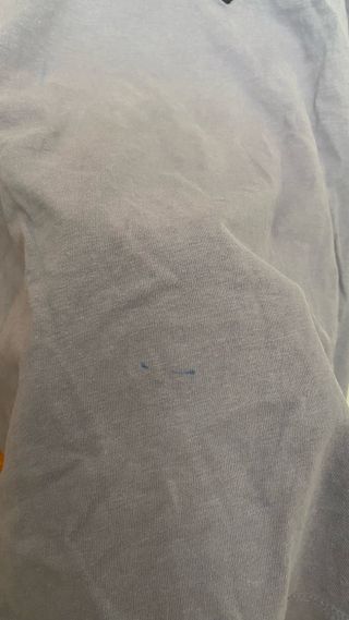 Camiseta morada con diseño X