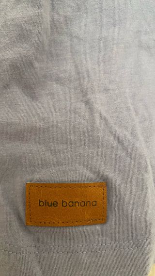 Camiseta morada con diseño X