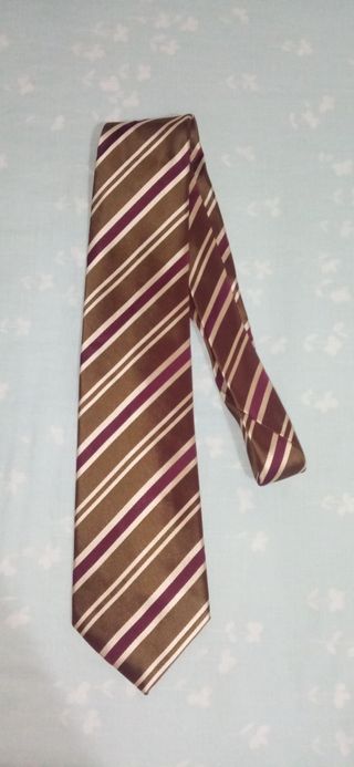 Corbata de rayas marrón y morado