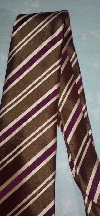 Corbata de rayas marrón y morado
