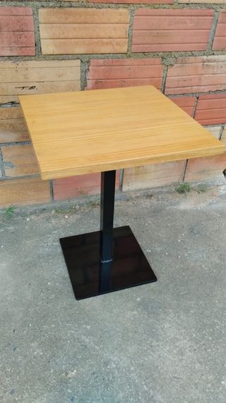 Tavoli in legno e metallo