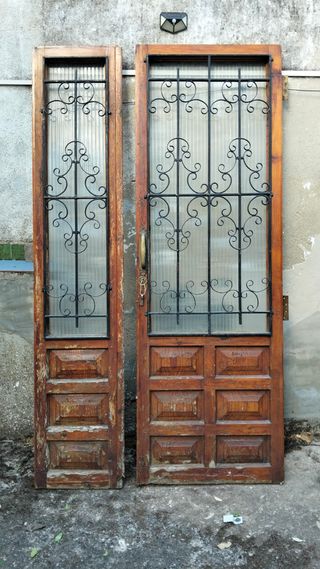Puerta exterior madera con reja
