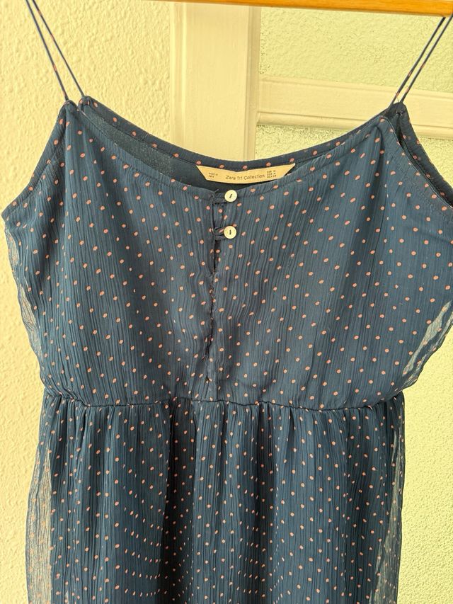 Vestido azul con lunares rosas