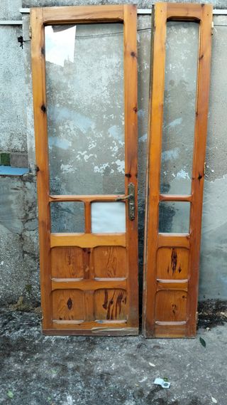 Puerta exterior de madera con cristal