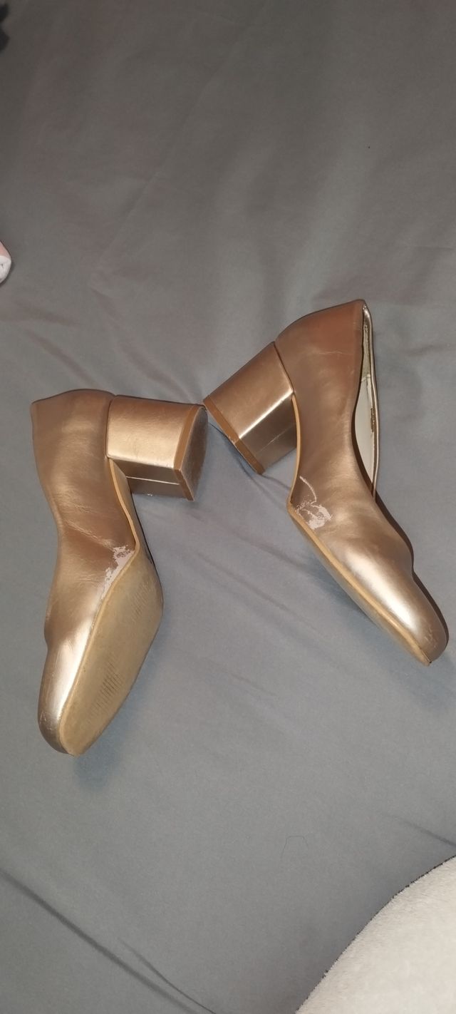 Zapatos dorados de tacón bajo