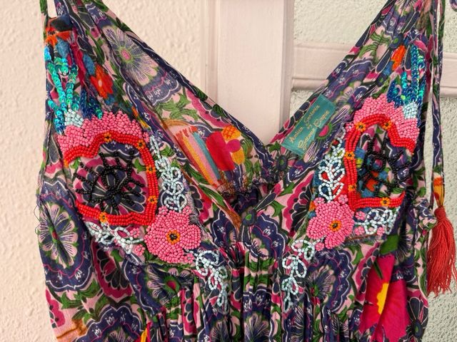 Vestido multicolor expansible con pedrería