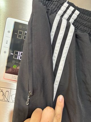 Pantaloni tuta Adidas neri e rossi