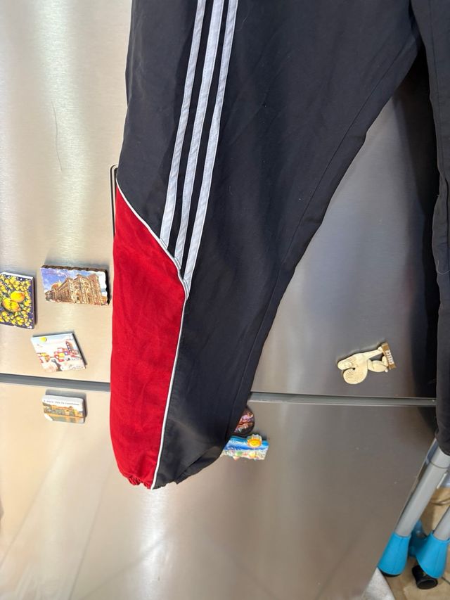 Pantaloni tuta Adidas neri e rossi