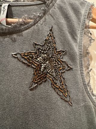 Camiseta ‘Pepe Jeans’ estrellas bordadas