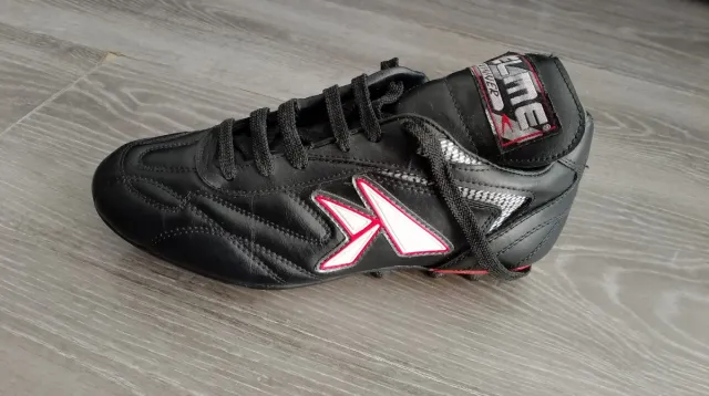 Botas de fútbol Kelme negras y rojas