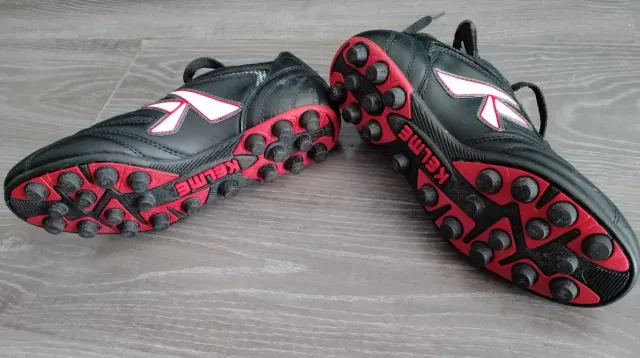 Botas de fútbol Kelme negras y rojas