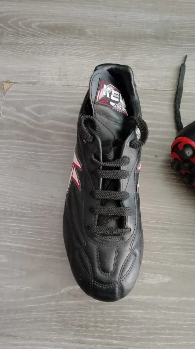 Botas de fútbol Kelme negras y rojas