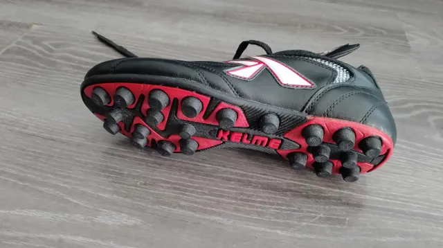 Botas de fútbol Kelme negras y rojas