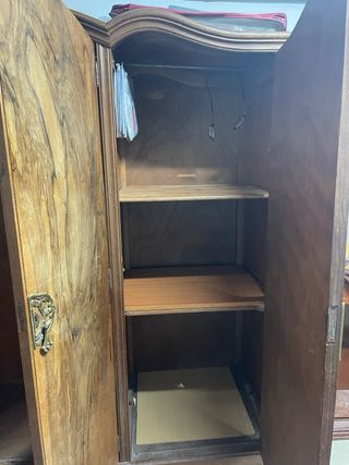 Armario de madera con detalles dorados