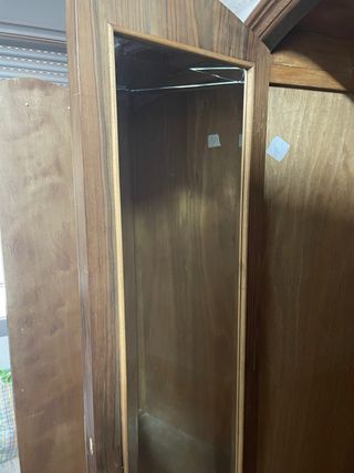 Armario de madera con detalles dorados