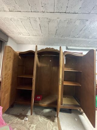 Armario de madera con detalles dorados