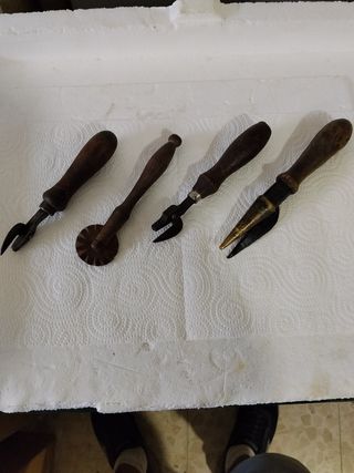 Utensili da cucina antichi in legno e metallo.