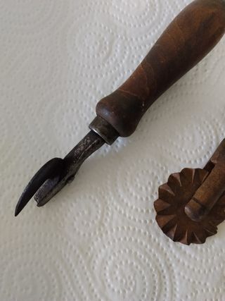 Utensili da cucina antichi in legno e metallo.