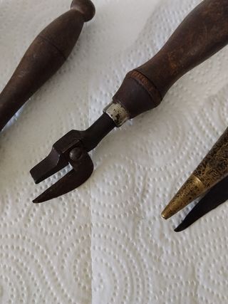 Utensili da cucina antichi in legno e metallo.