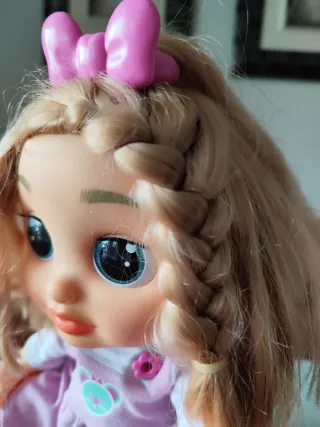 Muñeca con vestido lila y lazo rosa