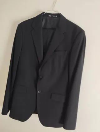 Traje de caballero Zara azul marino.