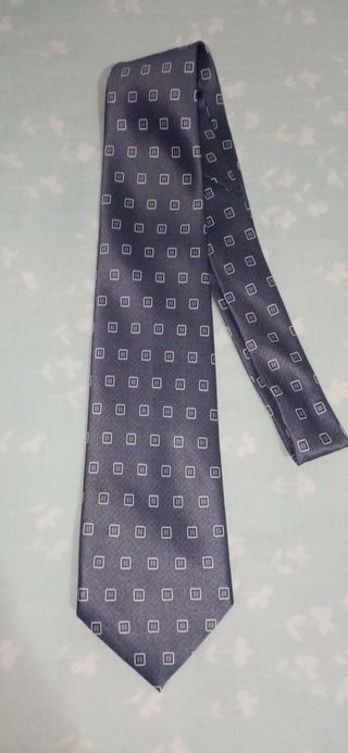 Corbata azul con estampado de cuadros