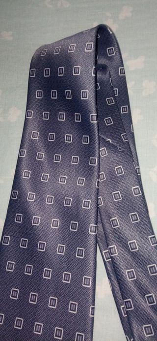 Corbata azul con estampado de cuadros