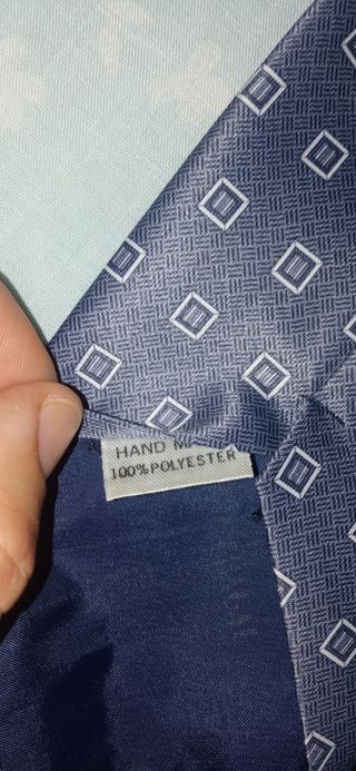 Corbata azul con estampado de cuadros