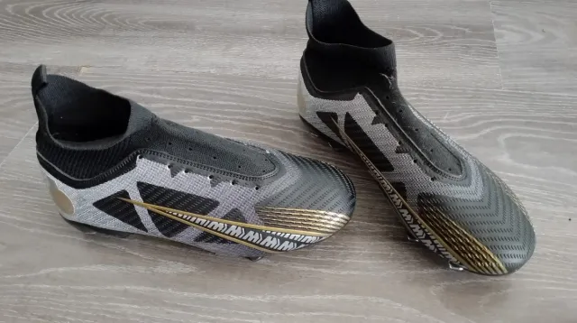 Botas de fútbol plateadas y negras