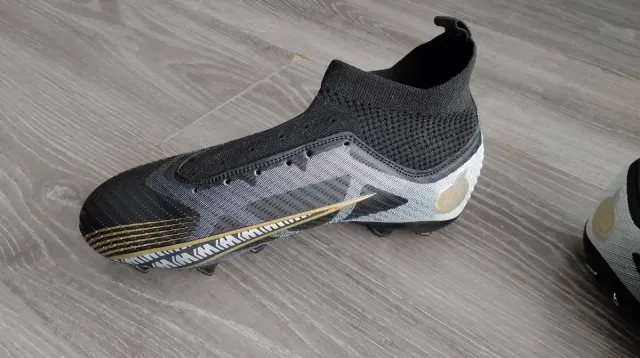 Botas de fútbol plateadas y negras