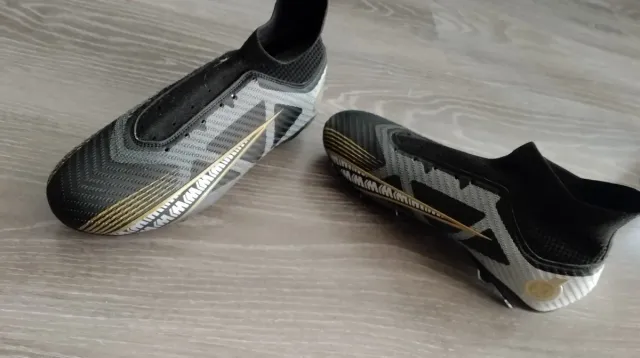 Botas de fútbol plateadas y negras