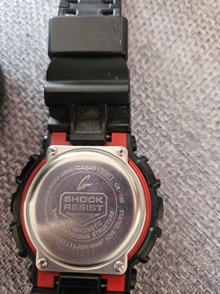Reloj G-Shock Negro y Rojo
