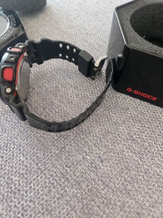Reloj G-Shock Negro y Rojo