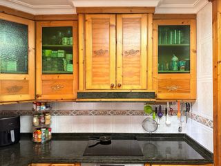 Cocina rústica de pino con encimera de piedra