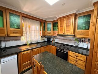 Cocina rústica de pino con encimera de piedra