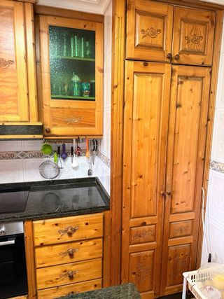 Cocina rústica de pino con encimera de piedra