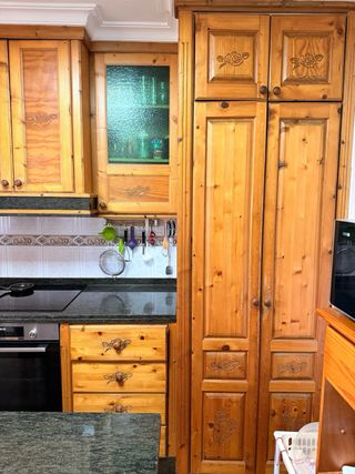 Cocina rústica de pino con encimera de piedra