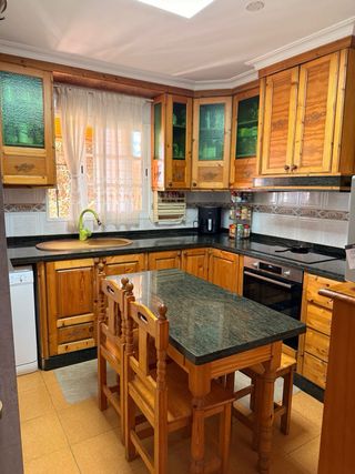 Cocina rústica de pino con encimera de piedra