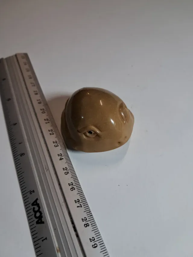 Simpatico pesce inciso a mano in tagua