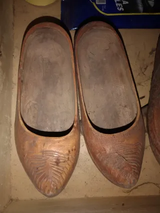 Madreñas de madera tallada