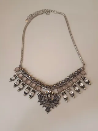 Gargantilla plateada con detalles rosas