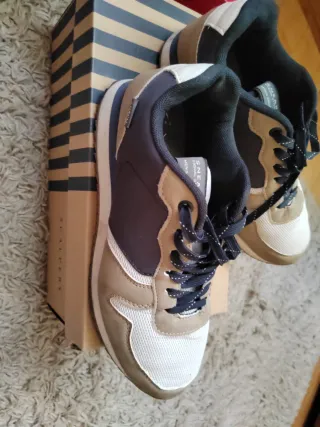 Tenis casuales beige y azul