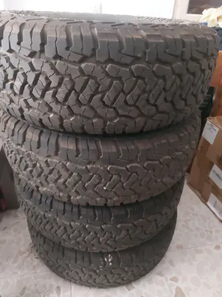 Neumáticos 235/75R15 con llantas de Montero V20
