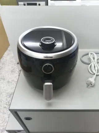 Freidora de aire Tristar negra. Nueva con caja.